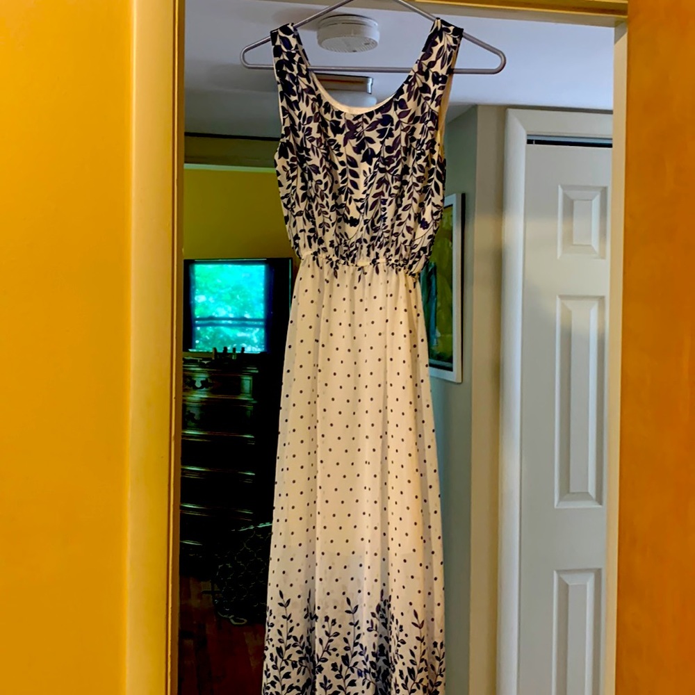 This dress is one size fits all, I would say it’s an XS to a Small, no stains.